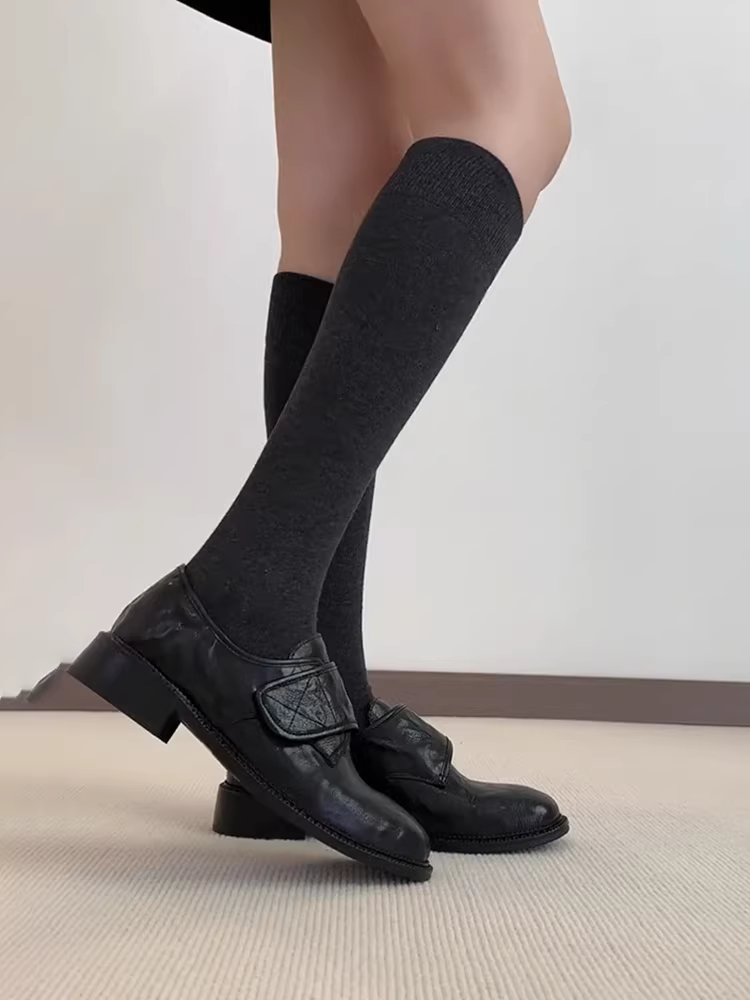 Phiên bản da cừu ~ Giày lười da thật màu đen có khóa dán dành cho nữ, gót thấp, thích hợp đi làm và đi chơi ngoài trời, giày da nhỏ cổ điển.