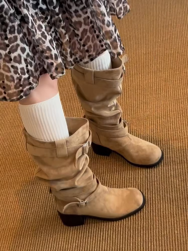 Phiên bản da bò ~ Giày bốt xếp ly dành cho nữ, phong cách wasteland, có khóa thắt lưng, mũi tròn bằng da lộn, gót dày, bốt dài đa năng.
