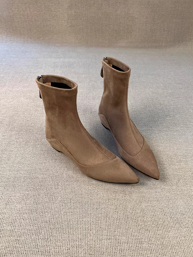 Pear Xiaoqi~ Giày bốt đơn giản và thon gọn dành cho nữ, mũi nhọn kiểu cổ điển, tăng chiều cao bên trong, bốt co giãn dành cho nữ, khóa kéo phía sau, da lộn, bốt ngắn thanh lịch.