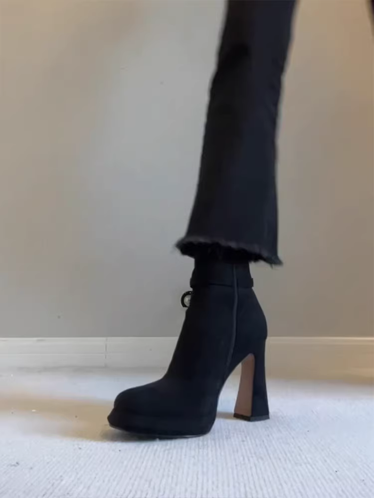 Giày bốt cao gót da lộn mịn kiểu Anh cổ điển, mũi tròn, khóa kéo bên, gót dày, kiểu dáng thon gọn dành cho nữ