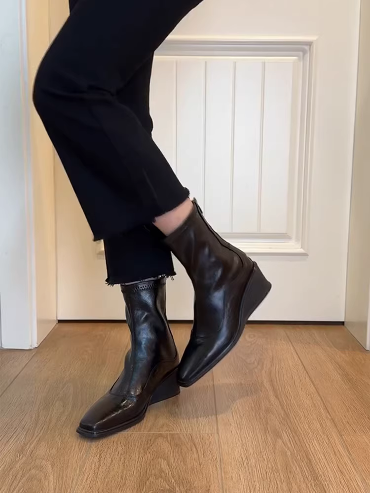 Phiên bản da bò ~ Giày bốt da thật kiểu dáng vuông mũi, tăng chiều cao, kiểu dáng thời trang, chất liệu da thật co giãn, kiểu dáng ôm sát, có gót wedge và khóa kéo phía sau, kiểu dáng cổ điển đơn giản dành cho nữ.