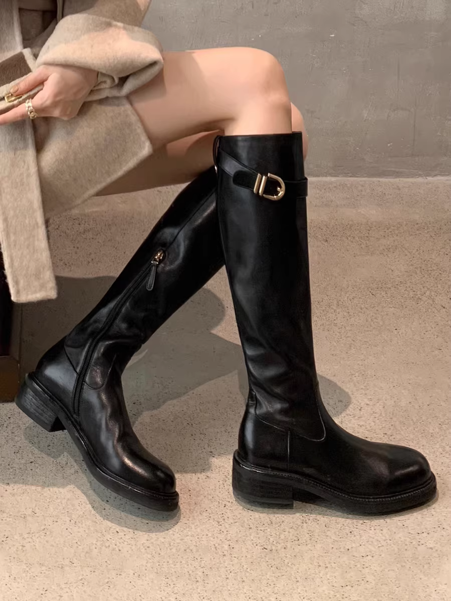 Da bò đã qua xử lý ~ Giày bốt dài mũi tròn bằng da thật có gót dày và khóa thắt lưng, bốt cao quá đầu gối xếp ly dành cho nữ