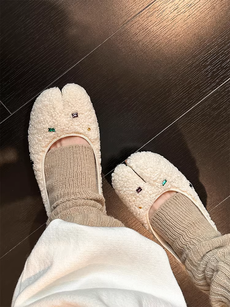 Phiên bản da cừu ~ Giày bệt len cừu phong cách nhẹ nhàng và độc đáo dành cho nữ, giày mũi chia ngón kiểu Pháp đính đá, kiểu lười.