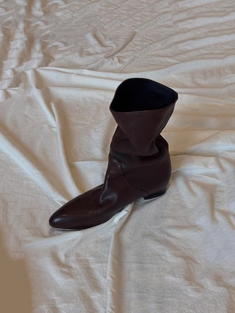 Phiên bản da bò ~ Giày bốt xếp ly cổ điển tối giản màu đen thanh lịch dành cho nữ, mũi nhọn, da đã qua xử lý, gót thấp, giày bốt đến giữa bắp chân giúp thon gọn.