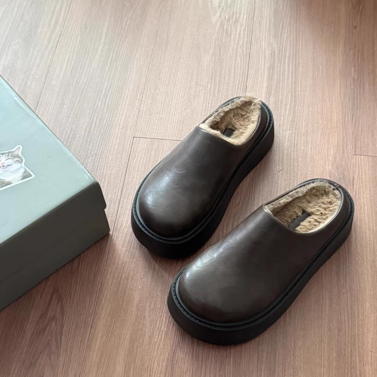 Phiên bản da cừu ~ Giày mũi kín màu nâu cổ điển đa năng, đế dày, lót lông mềm mại giữ ấm, giày cotton đơn giản kiểu lười dành cho nữ.