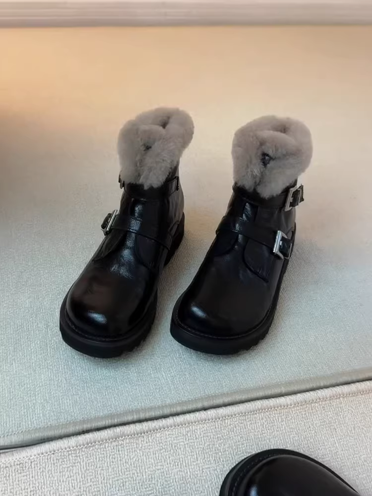 Phiên bản da bò ~ Giày bốt ngắn da thật màu đen đa năng dành cho nữ có khóa thắt lưng, gót thấp, thoải mái, lót lông cừu, mũi tròn, giày bốt thời trang đi làm.