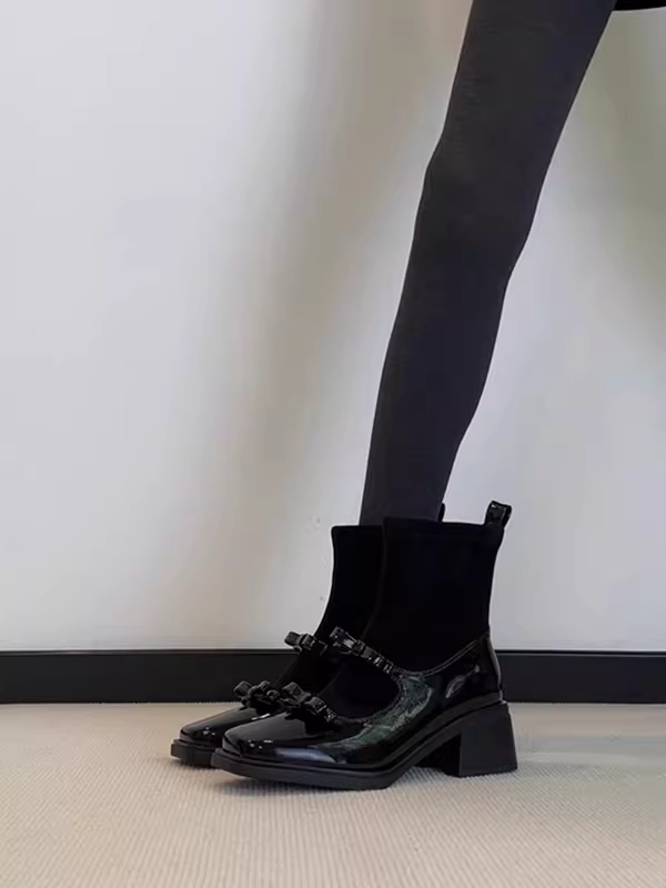 Phiên bản da bò~ Giày bốt da bóng kiểu múa ba lê Pháp, kiểu dáng ôm sát, có gót dày và mũi vuông, phối cùng váy và tất.