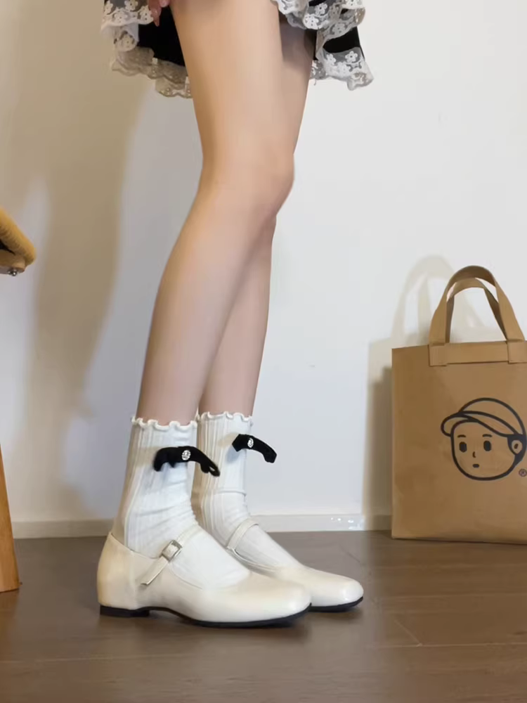 Giày Mary Jane nữ da thật, kiểu dáng mũi vuông nông, gót giấu, chất liệu da cừu, quai đơn, màu trắng thanh lịch.