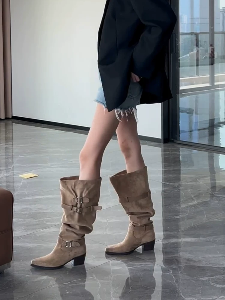 Phiên bản da bò ~ Giày bốt cưỡi ngựa ống rộng phong cách hot girl cổ điển dành cho nữ với mũi nhọn, khóa thắt lưng thời trang, gót dày và kiểu xếp ly.