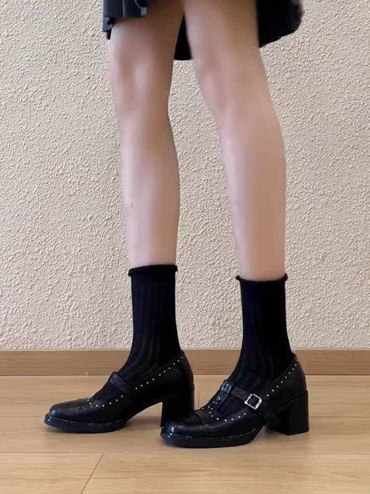Phiên bản da bò ~ Giày lười Mary Jane quai chữ T đính đinh mới lạ dành cho nữ, mũi tròn, gót dày, giày da nhỏ thời trang đi làm