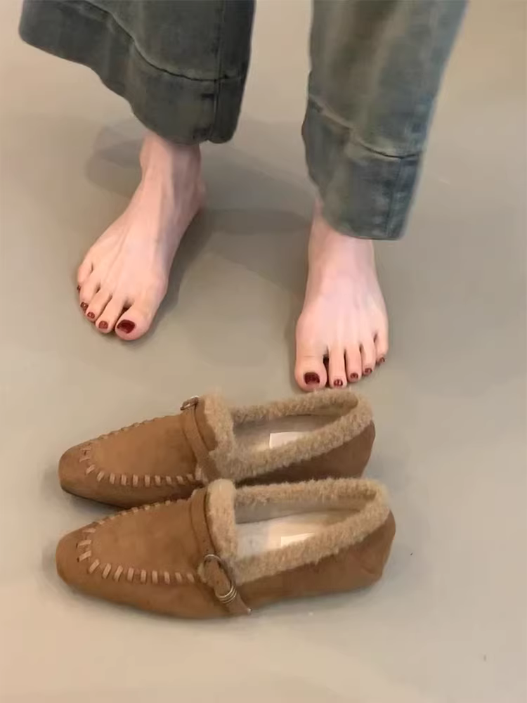 Phiên bản da cừu ~ Giày lười dệt bằng da lộn cổ điển mùa thu đông dành cho nữ với mũi nhọn, gót giấu và thiết kế quai đơn.