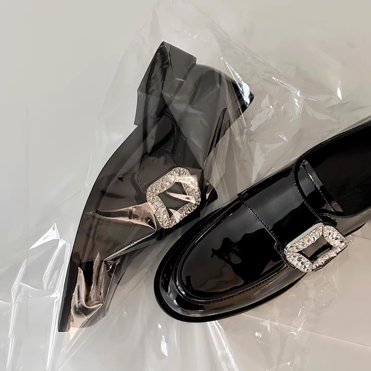 Phiên bản da cừu ~ Giày lười đế thấp màu đen có khóa vuông đính đá cho nữ, giày đơn da sáng chế của Pháp, giày da nhỏ mũi tròn kiểu slip-on