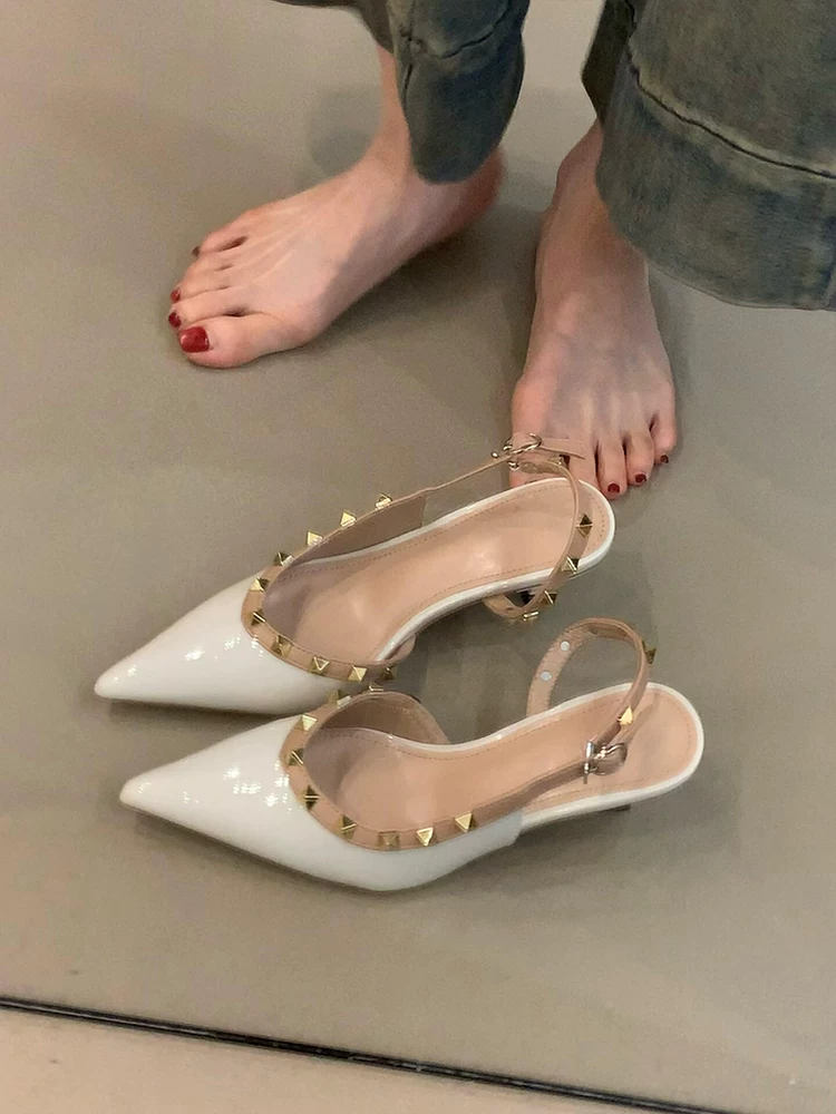 Phiên bản da cừu ~ Giày sandal nữ kiểu tiên nữ dịu dàng kiểu Pháp thanh lịch, giày cao gót mũi nhọn bằng da sáng bóng có đinh tán, mũi kín