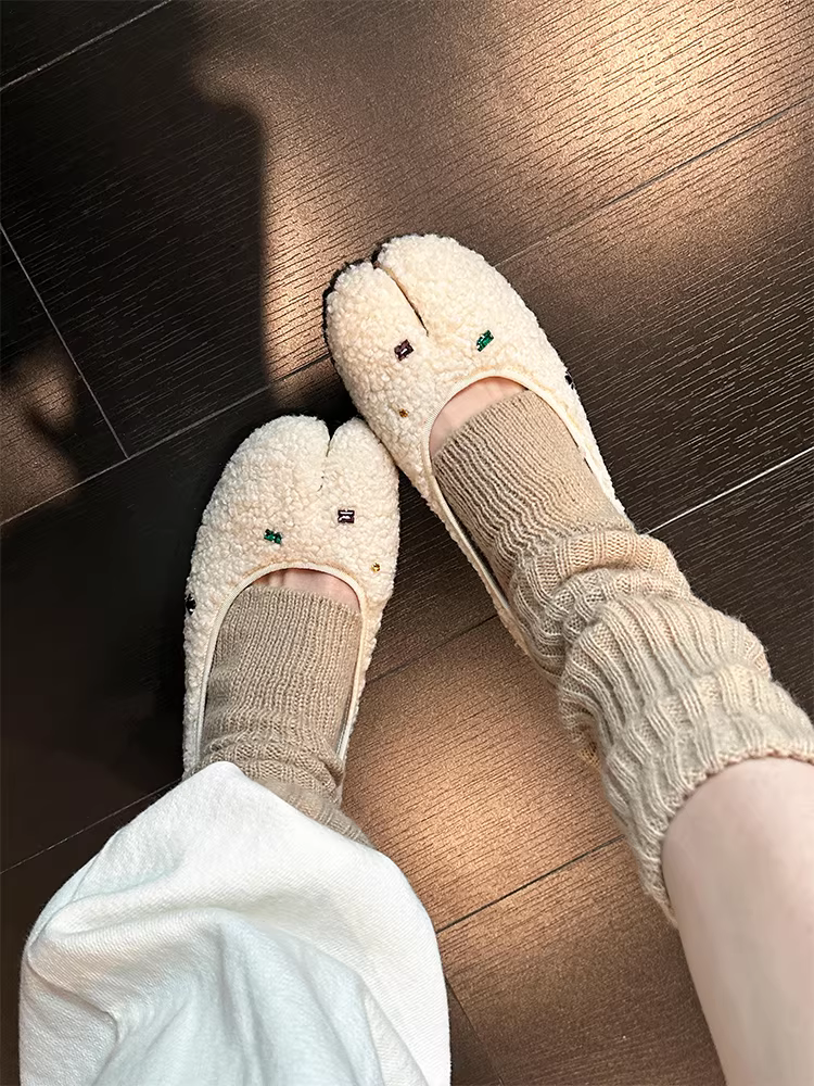 Phiên bản da cừu ~ Giày bệt len cừu phong cách nhẹ nhàng và độc đáo dành cho nữ, giày mũi chia ngón kiểu Pháp đính đá, kiểu lười.