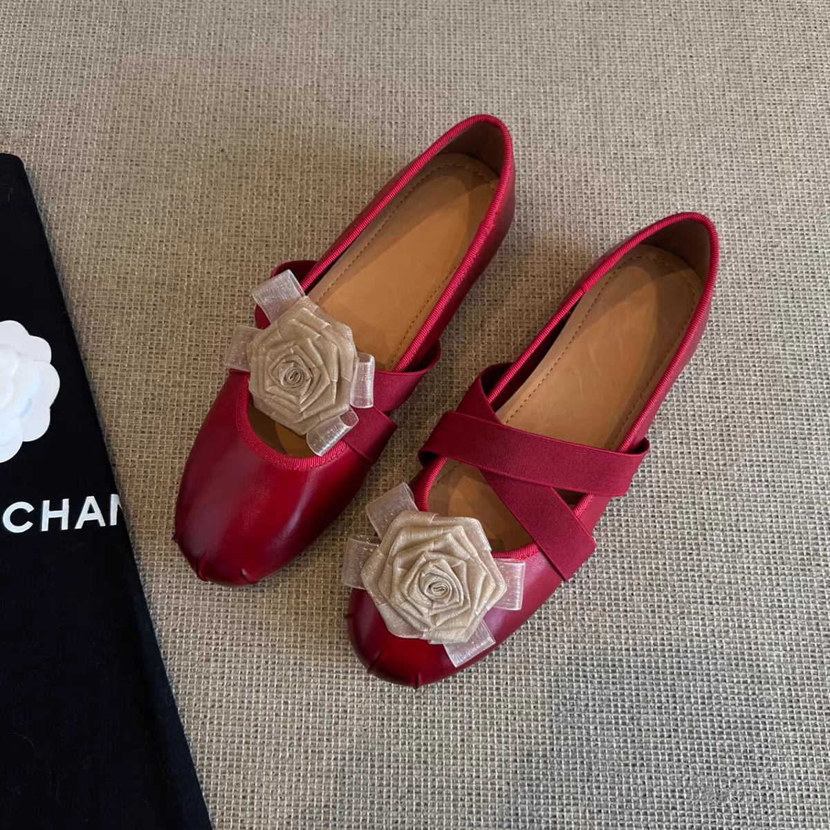 Phiên bản da cừu ~ Giày đế bằng hình hoa trà màu sắc cổ điển kiểu Pháp có dây đeo chéo và miệng nông bằng da thật