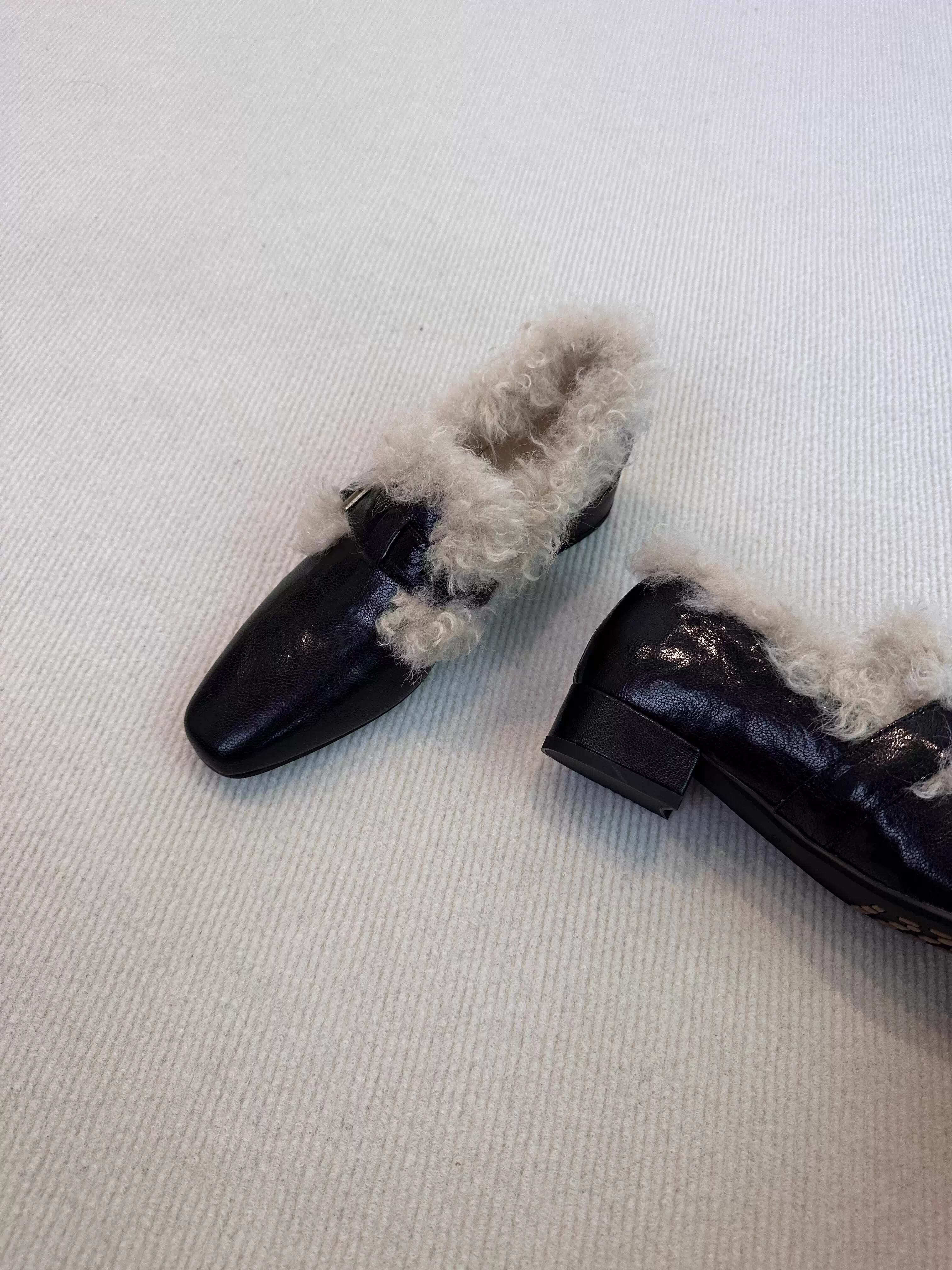 Phiên bản da bò ~ Giày da nhỏ có lót lông cừu thời trang mùa thu đông kiểu cổ điển dành cho nữ, thích hợp để mang ngoài trời, giày lười đế dày ấm áp.