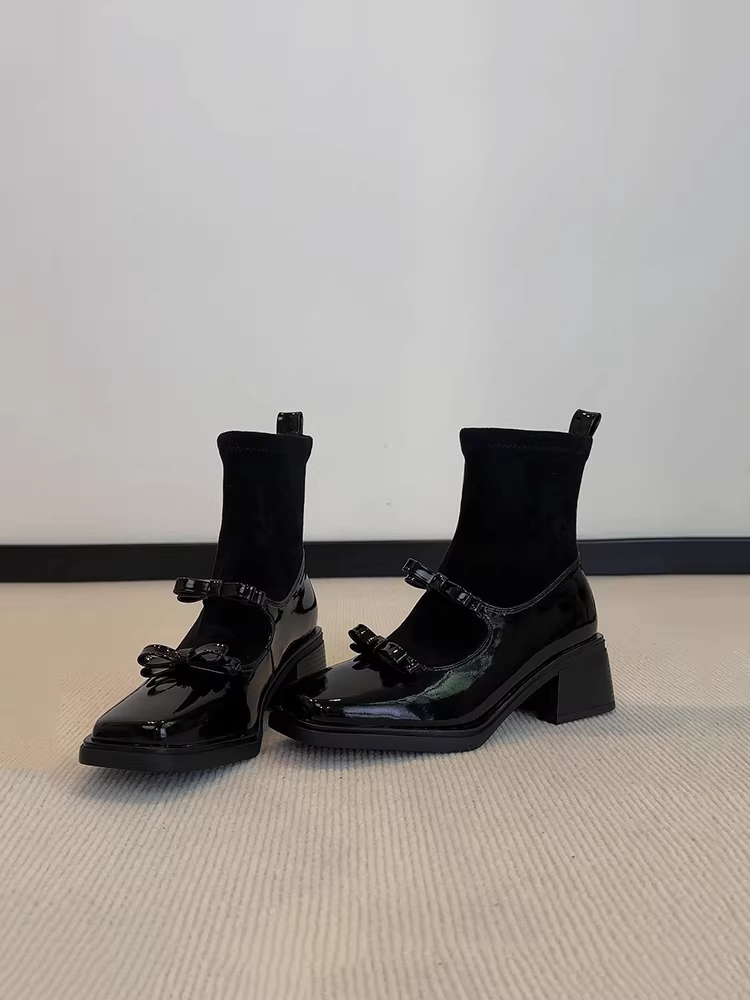 Phiên bản da bò~ Giày bốt da bóng kiểu múa ba lê Pháp, kiểu dáng ôm sát, có gót dày và mũi vuông, phối cùng váy và tất.