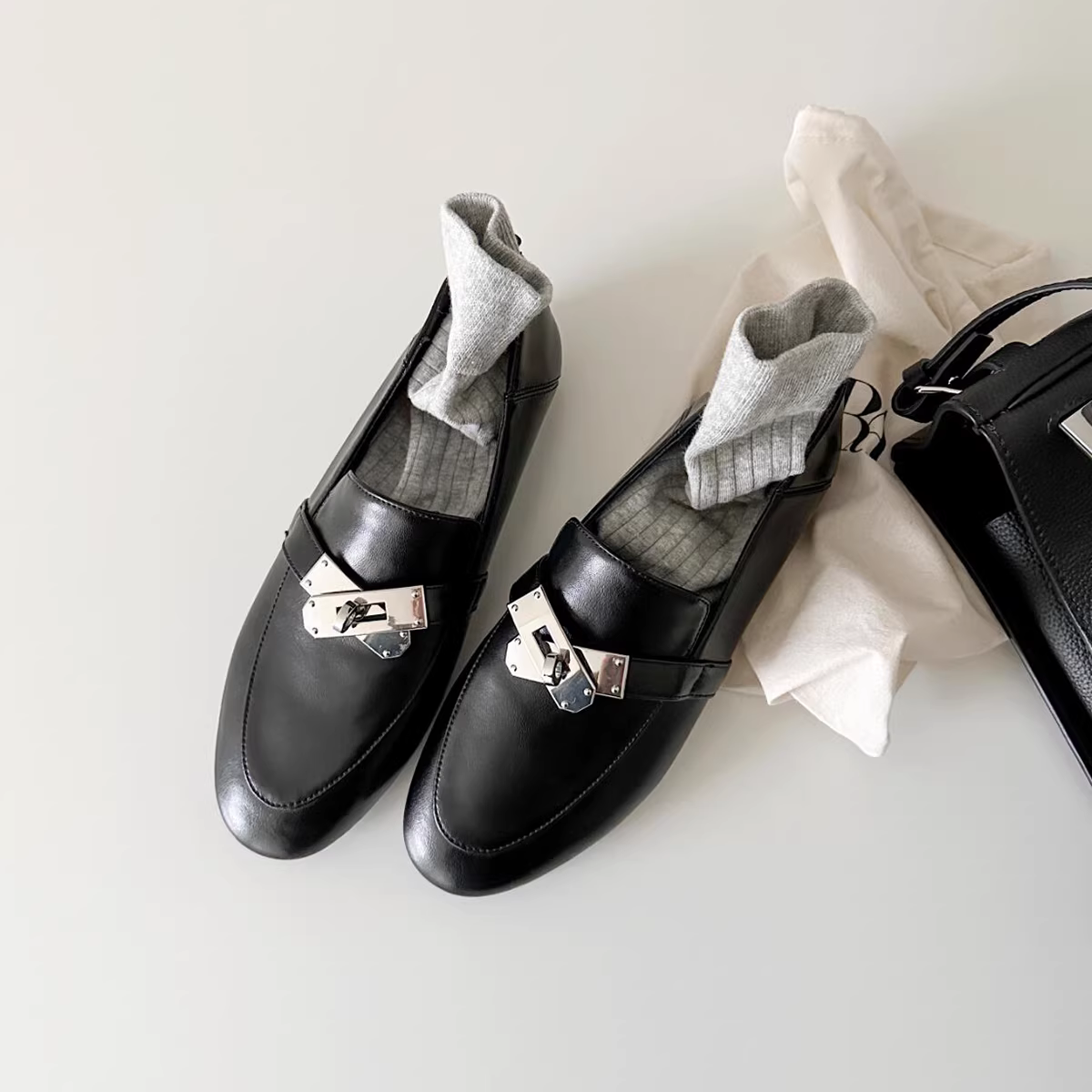 Phiên bản da cừu ~ Giày da có khóa kim loại kiểu Anh dành cho nữ, giày đi làm đa năng, giày lười cổ điển thanh lịch
