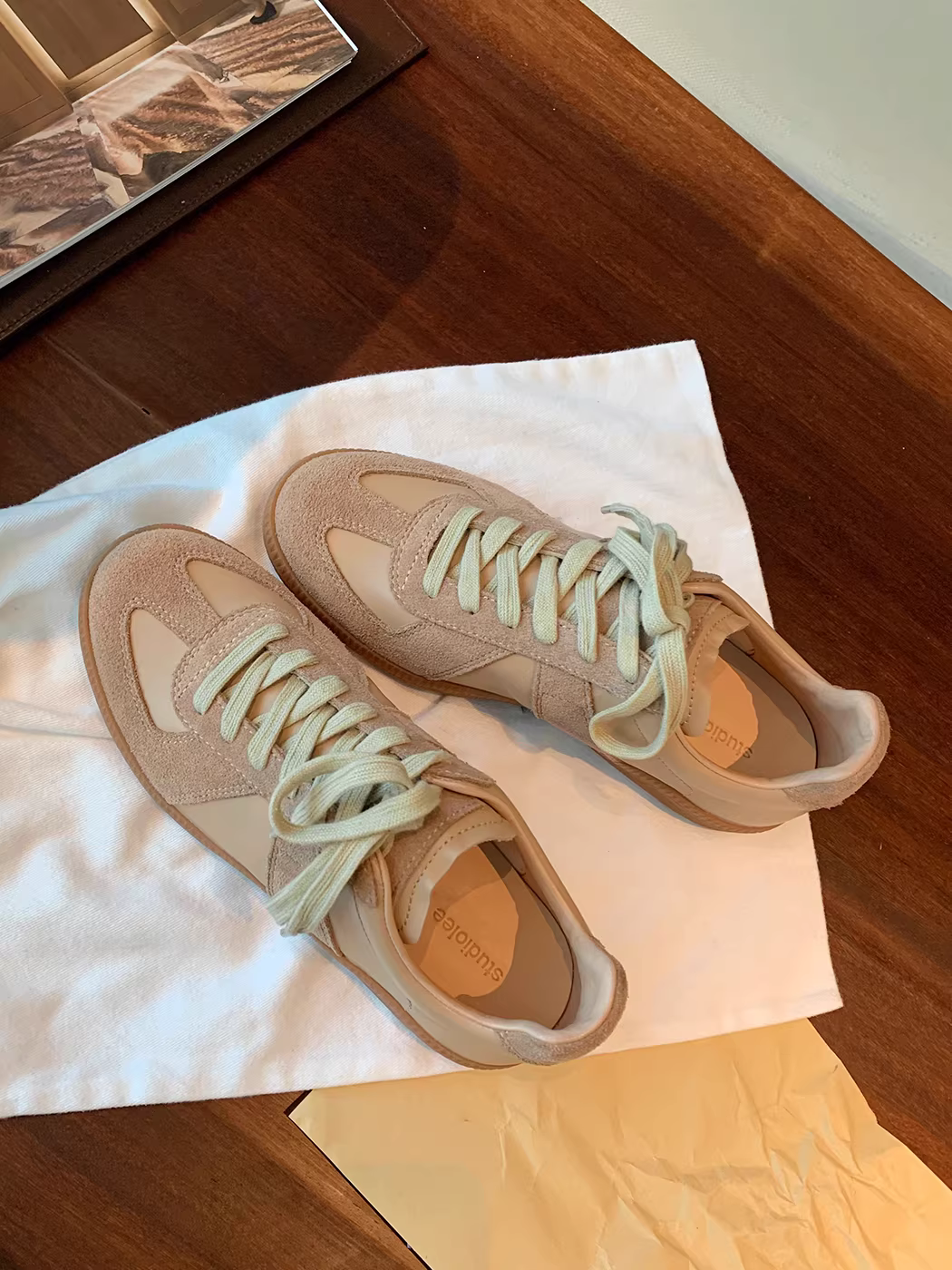 Giày thể thao nữ màu bạc, chất liệu da thật, kiểu dáng mới 2025, giày thể thao thường ngày, giày bệt, giày sneaker thời thượng, đế dày, màu trắng