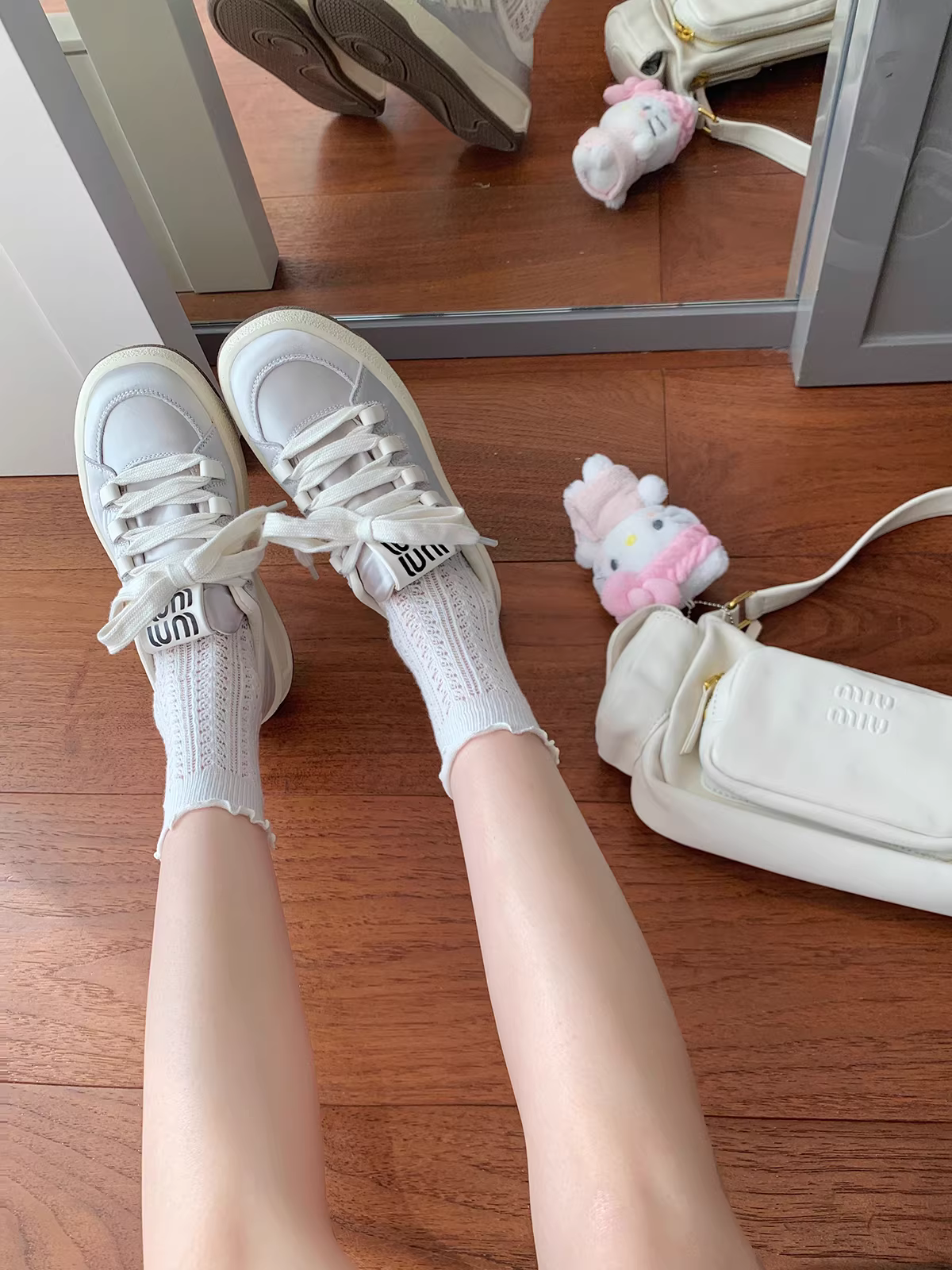 Giày satin mũi tròn, đế dày, buộc dây, nhẹ, tăng chiều cao, giày thể thao thông thường dành cho nữ, giày trắng đa năng cho mùa xuân và mùa thu.