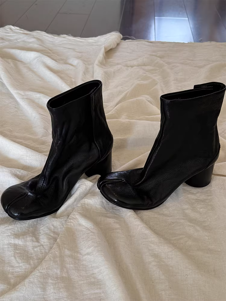 Phiên bản da bò ~ Giày bốt thời trang thiết kế đơn giản, mũi chia, dành cho nữ, chất liệu da thật cổ điển, đa năng, gót dày, tôn dáng, khóa kéo phía sau, kiểu dáng ôm sát.