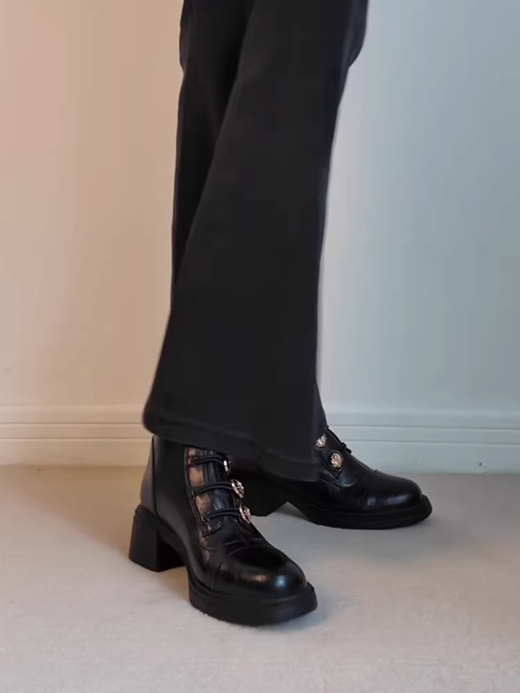 Giày bốt nữ da bò thật, khóa kim loại, kiểu dáng ôm sát, chất liệu da thật co giãn, có khóa kéo phía sau, gót cao, kiểu Martin, bốt ngắn.