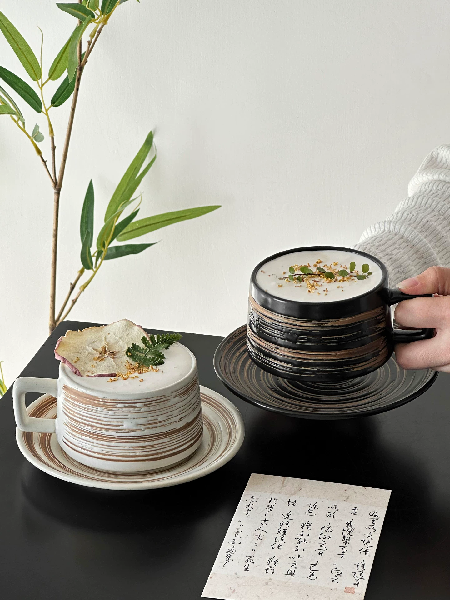 Bộ cốc sứ Vintage Mark có giá trị thẩm mỹ cao, bộ cốc và đĩa uống cà phê kiểu retro, cốc thiết kế độc đáo để uống nước.