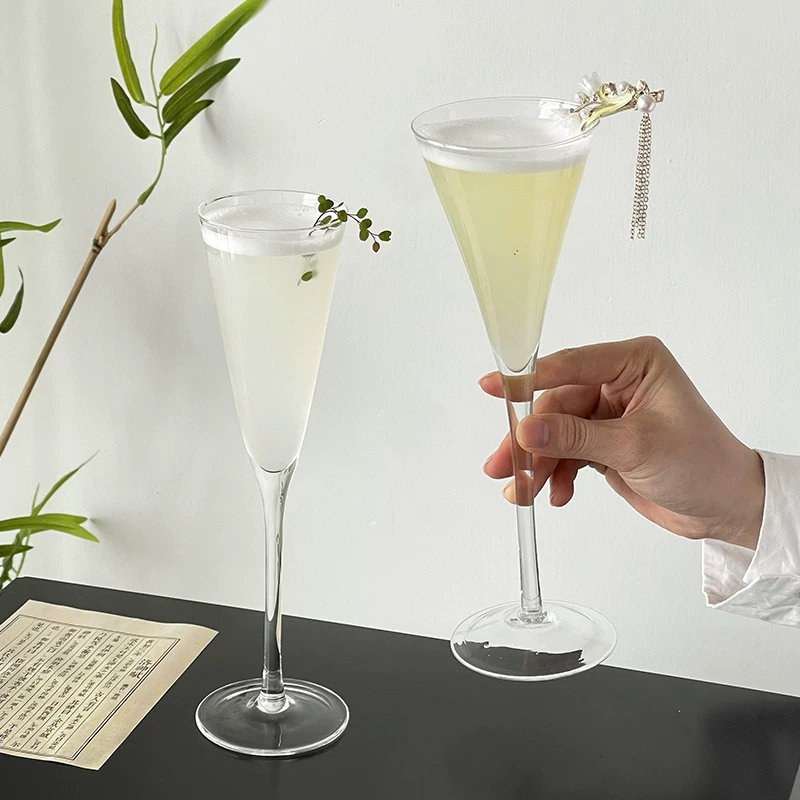 Ly trà và ly rượu mang cảm giác hơi say nhẹ, ly rượu tạo không khí ấm cúng với thiết kế độc đáo, ly sâm panh lấp lánh độc đáo, ly cocktail bằng pha lê.