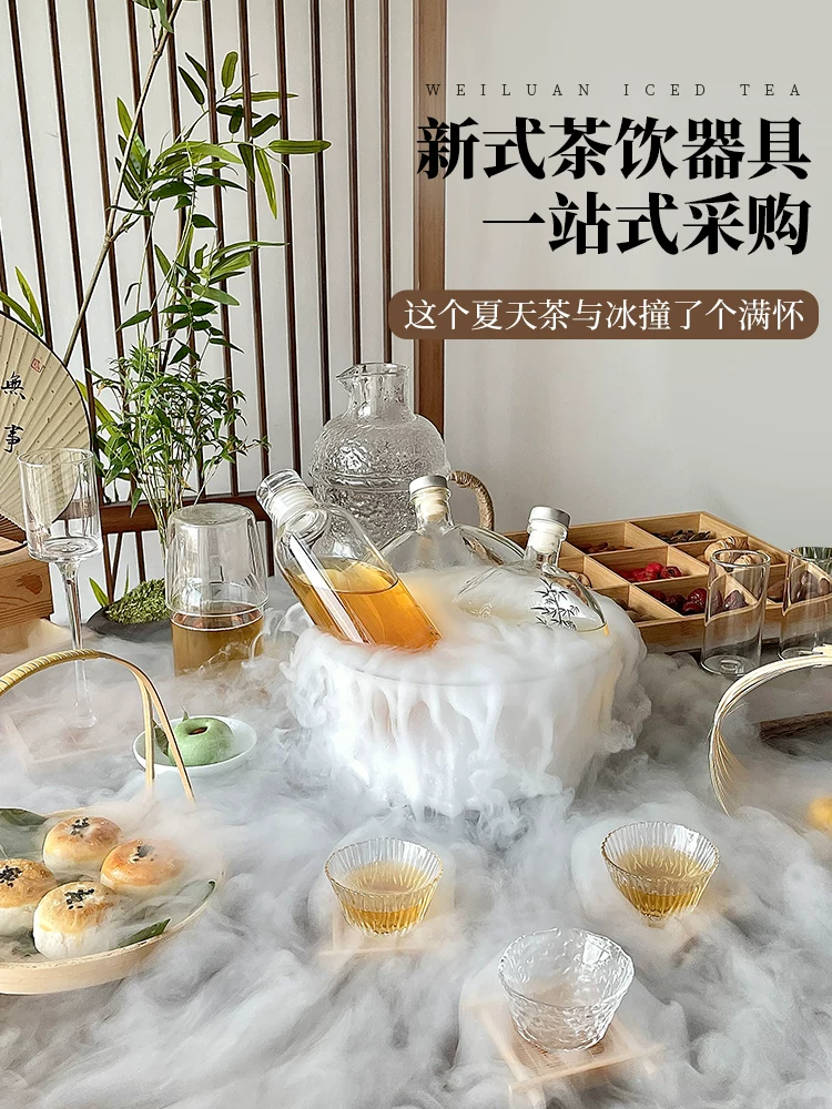 Bộ dụng cụ pha trà với ấm pha trà lạnh, bình thủy tinh, chai rượu trái cây và bộ phụ kiện trà đầy đủ.