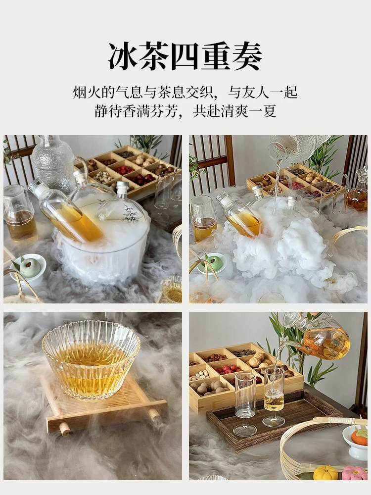 Bộ dụng cụ pha trà với ấm pha trà lạnh, bình thủy tinh, chai rượu trái cây và bộ phụ kiện trà đầy đủ.