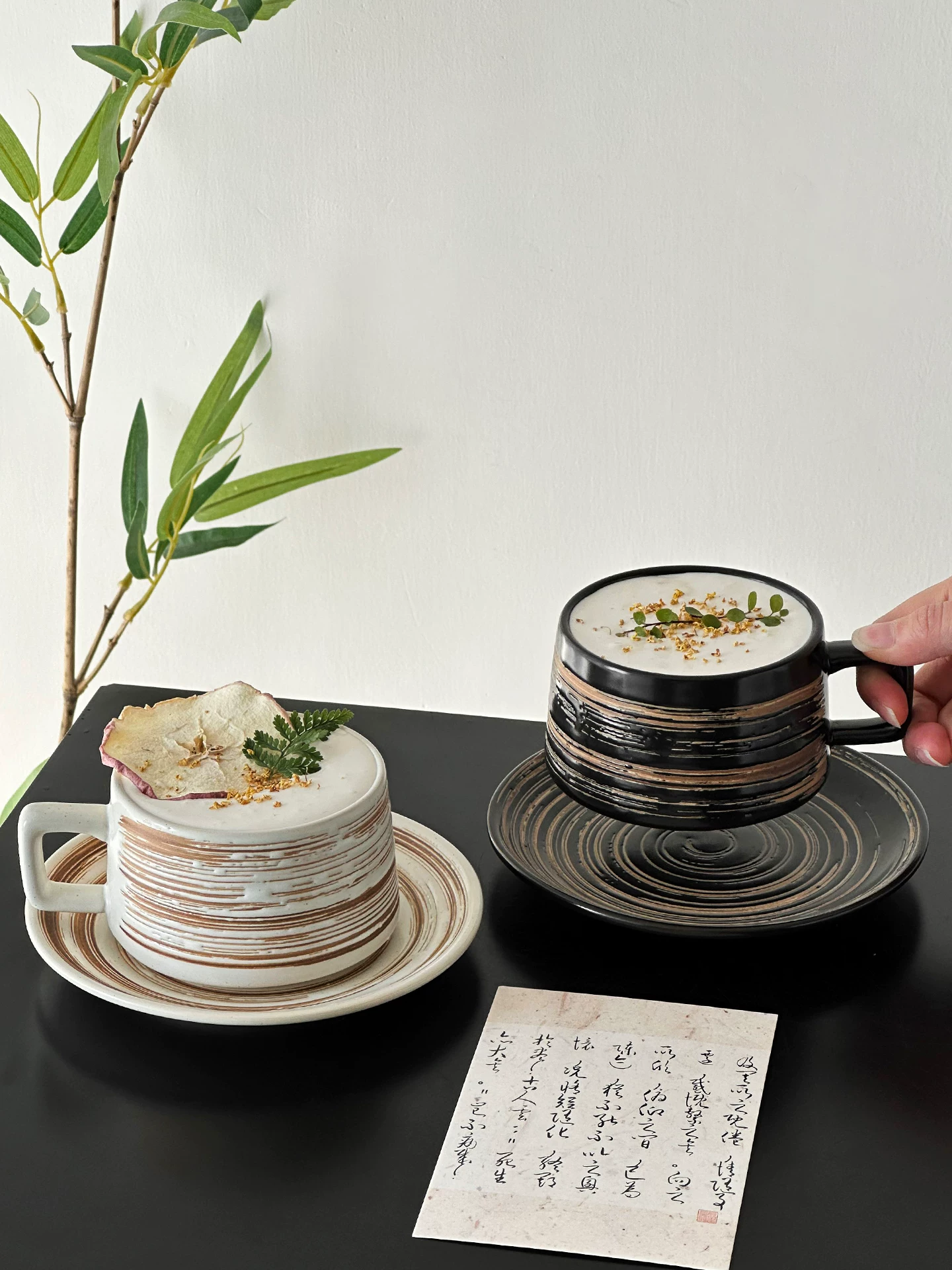 Bộ cốc sứ Vintage Mark có giá trị thẩm mỹ cao, bộ cốc và đĩa uống cà phê kiểu retro, cốc thiết kế độc đáo để uống nước.