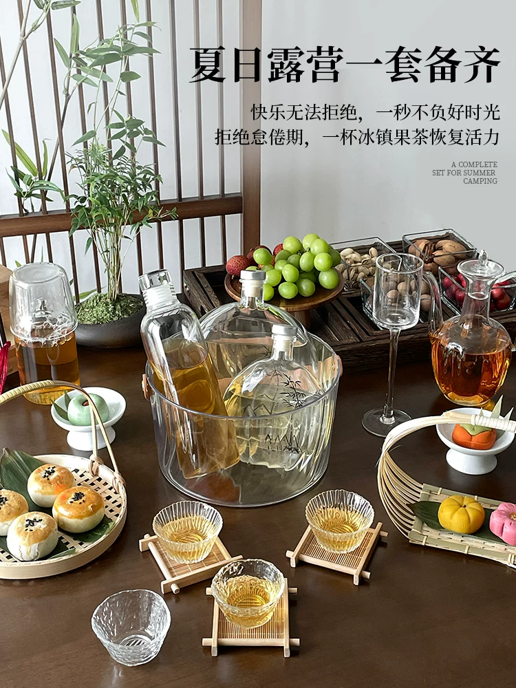Bộ dụng cụ pha trà với ấm pha trà lạnh, bình thủy tinh, chai rượu trái cây và bộ phụ kiện trà đầy đủ.
