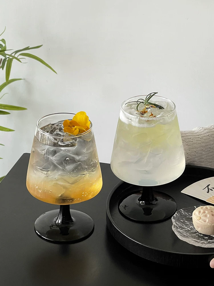Ly trà và rượu kiểu Trung Quốc, ly thủy tinh cao đáy đen, ly cocktail thẩm mỹ cao, ly cocktail hơi say, ly rượu vang sủi bọt, ly nước.