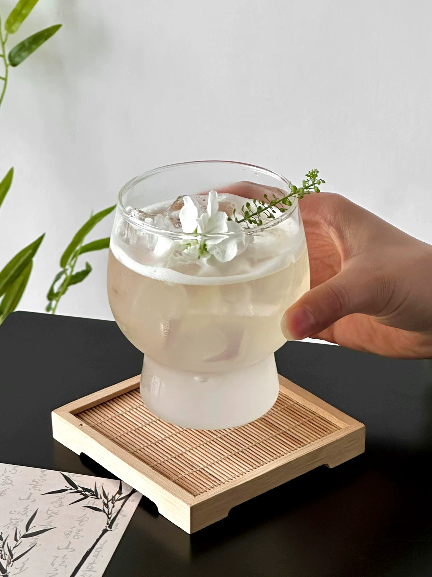 Ly thủy tinh trong suốt, kiểu dáng độc đáo, sang trọng, ly rượu vang đẹp, ly cà phê tinh tế, ly latte.
