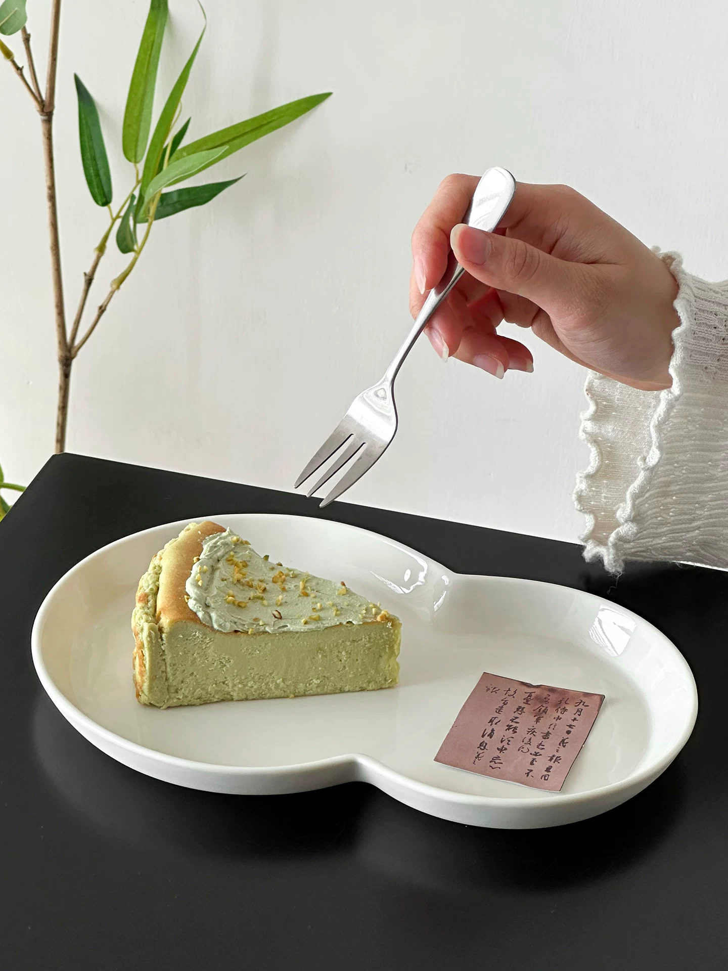Đĩa sứ trắng cao cấp, thiết kế độc đáo, mang phong cách sang trọng, hình dáng độc đáo, đĩa tráng miệng trà chiều tinh tế, đĩa bánh ngọt.