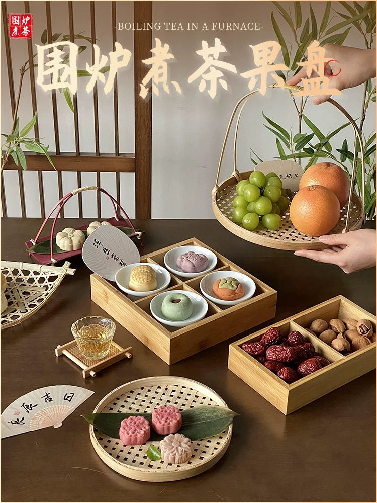 Bộ khay pha trà đặt quanh bếp, đĩa trái cây, đĩa đồ ăn nhẹ kiểu Trung Quốc, đĩa bánh ngọt, đĩa trái cây sấy khô, bộ phụ kiện phục vụ đầy đủ.