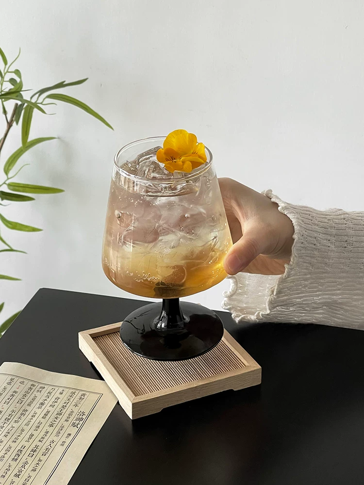 Ly trà và rượu kiểu Trung Quốc, ly thủy tinh cao đáy đen, ly cocktail thẩm mỹ cao, ly cocktail hơi say, ly rượu vang sủi bọt, ly nước.