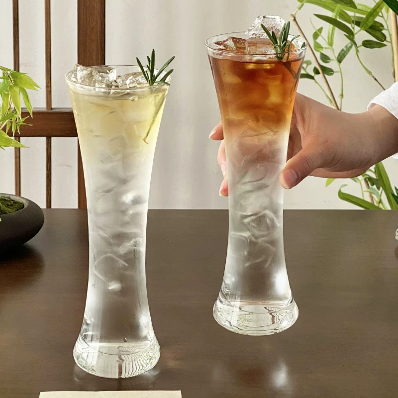 Ly nước ép dài thon, ly cocktail, cốc uống trà chanh, cốc trà và rượu, cốc trà lạnh pha chế tại quán trà.