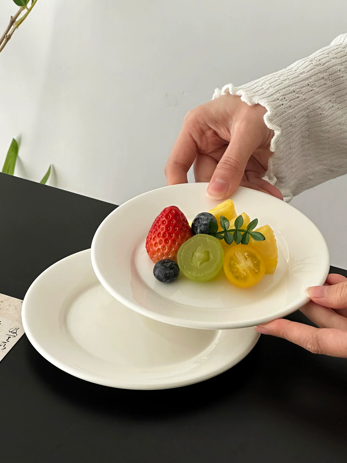 Đĩa màu trắng cao cấp, đĩa trái cây sang trọng nhẹ nhàng, đĩa ăn nhẹ trà chiều tinh tế, đĩa ăn nhẹ trà, đĩa tráng miệng, đồ dùng bằng gốm sứ.