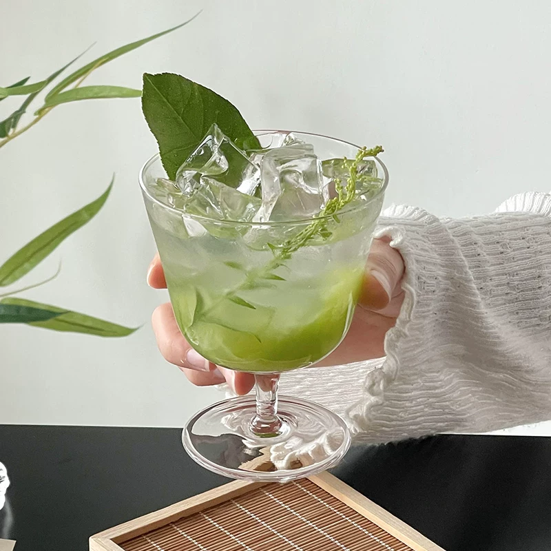 Ly thủy tinh miệng rộng, chân cao, đơn giản, dùng trong gia đình, phù hợp cho các bạn nữ, dùng để uống trà trái cây, nước ép và các loại đồ uống khác, nhẹ và được thiết kế đặc biệt làm ly cocktail.