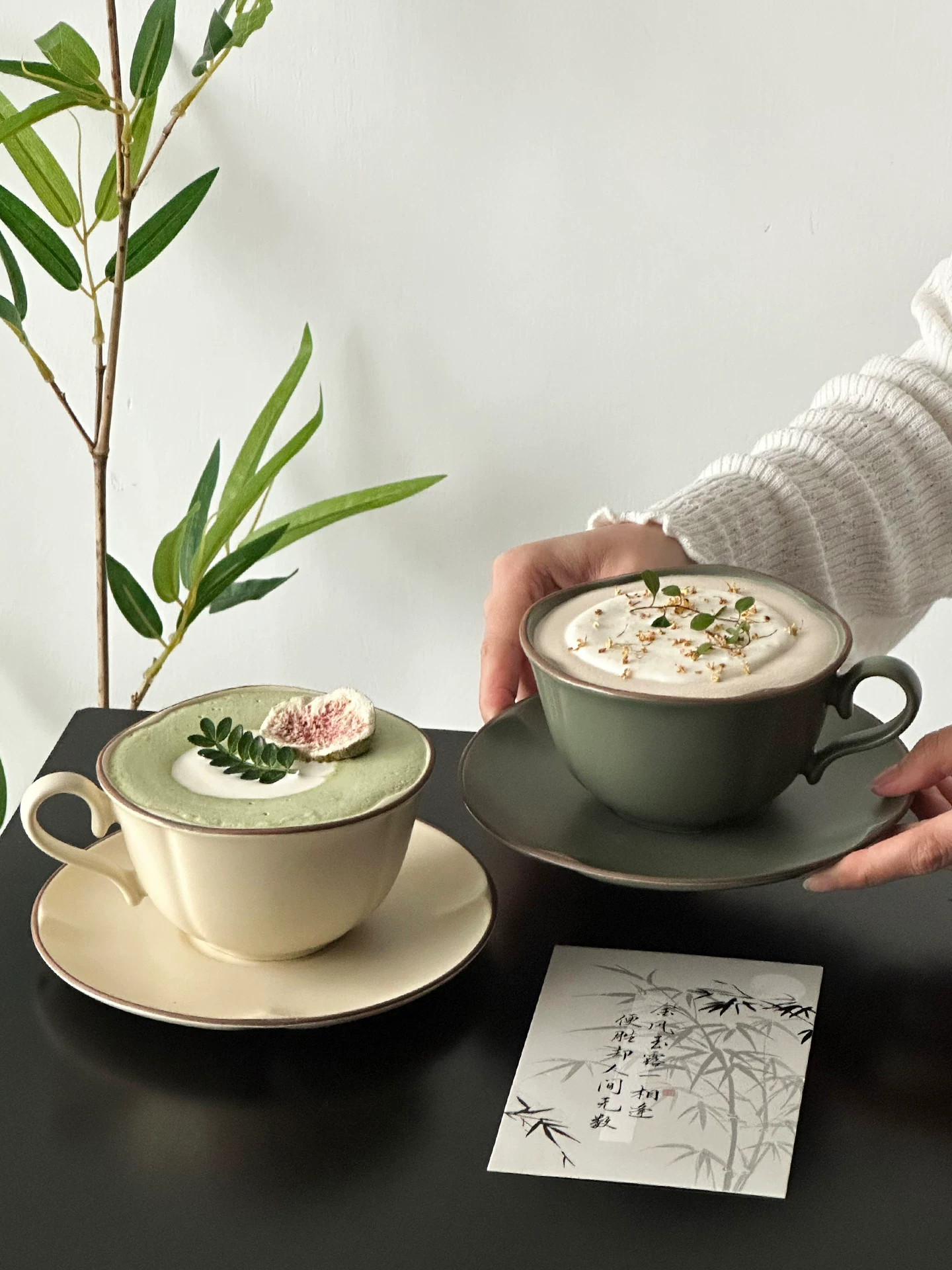 Bộ cốc cà phê cổ điển và thời trang với cốc và đĩa sứ, cốc latte thiết kế độc đáo, cốc nghệ thuật latte, cốc nước.