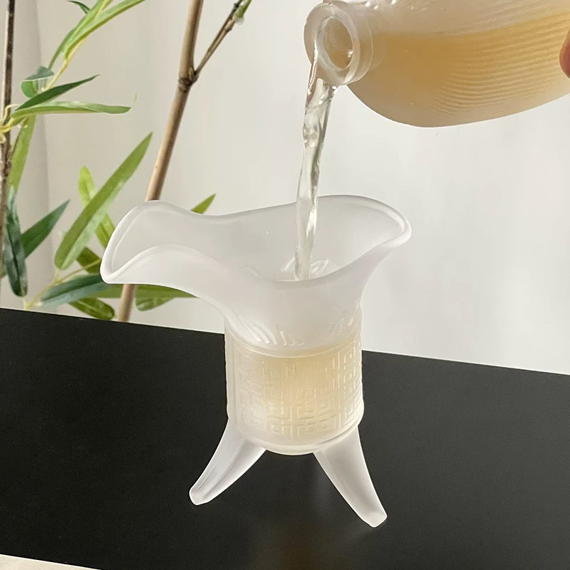 Ly thủy tinh ba chân kiểu dáng hoàng gia thời thượng, sáng tạo và độc đáo dành cho quán trà, đồ uống trà và cà phê đá Americano Latte.