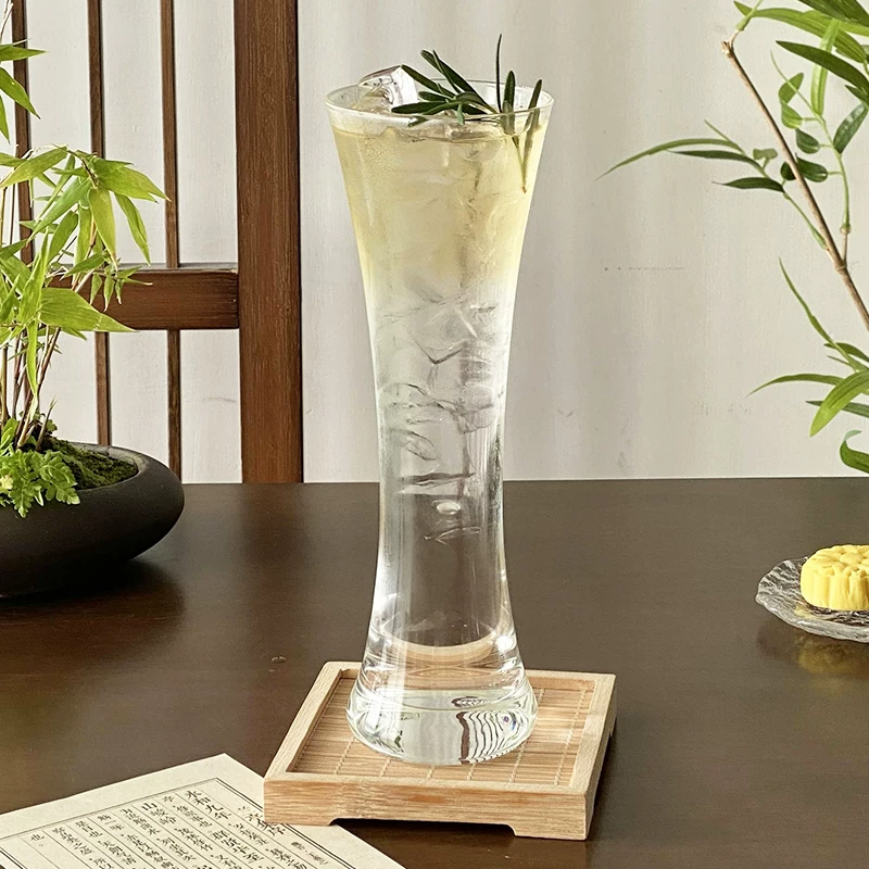 Ly nước ép dài thon, ly cocktail, cốc uống trà chanh, cốc trà và rượu, cốc trà lạnh pha chế tại quán trà.
