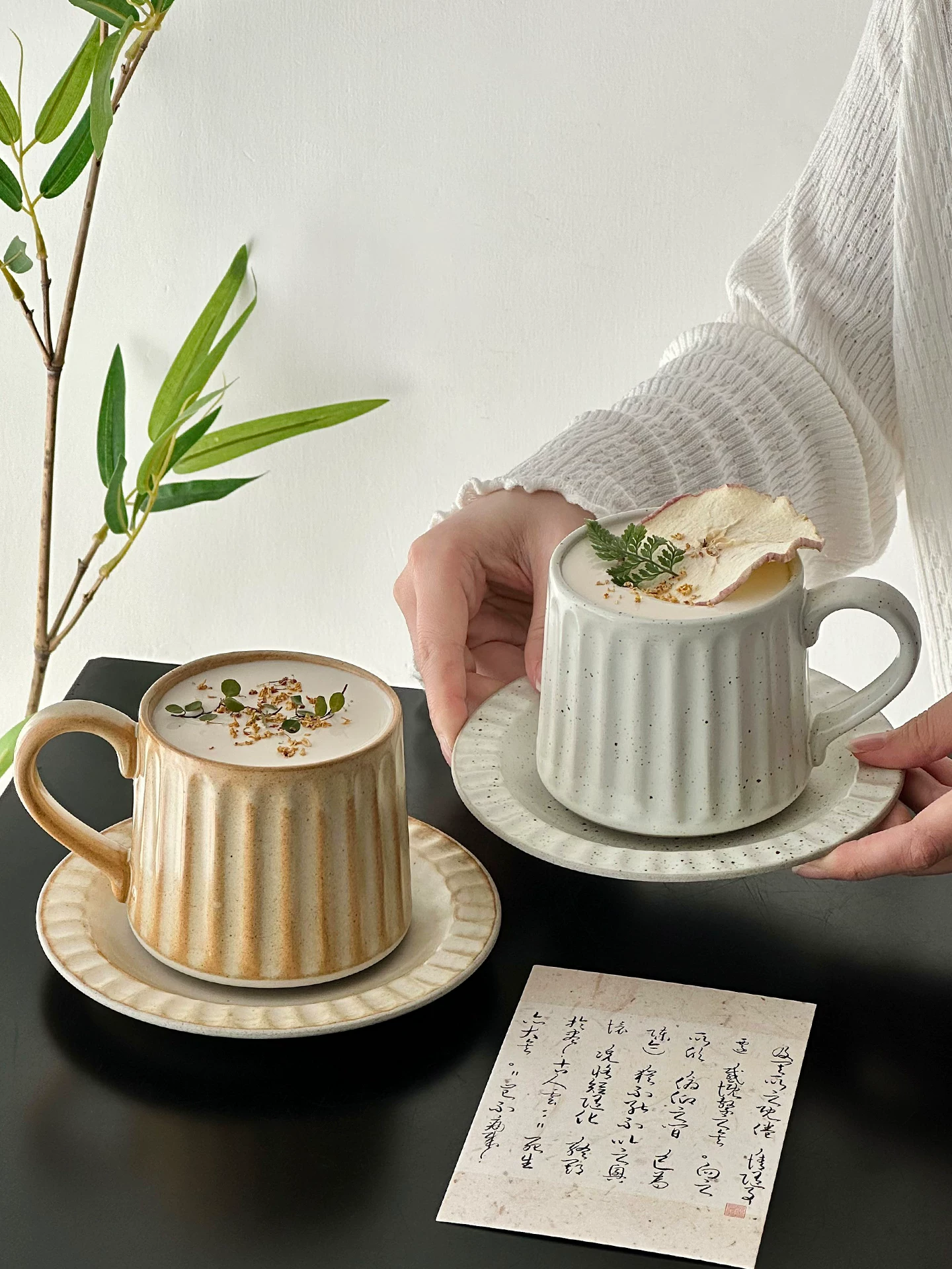 Bộ tách và đĩa uống cà phê cổ điển với thiết kế độc đáo, tách sứ tinh xảo, cốc, cốc latte, cốc vẽ latte art.