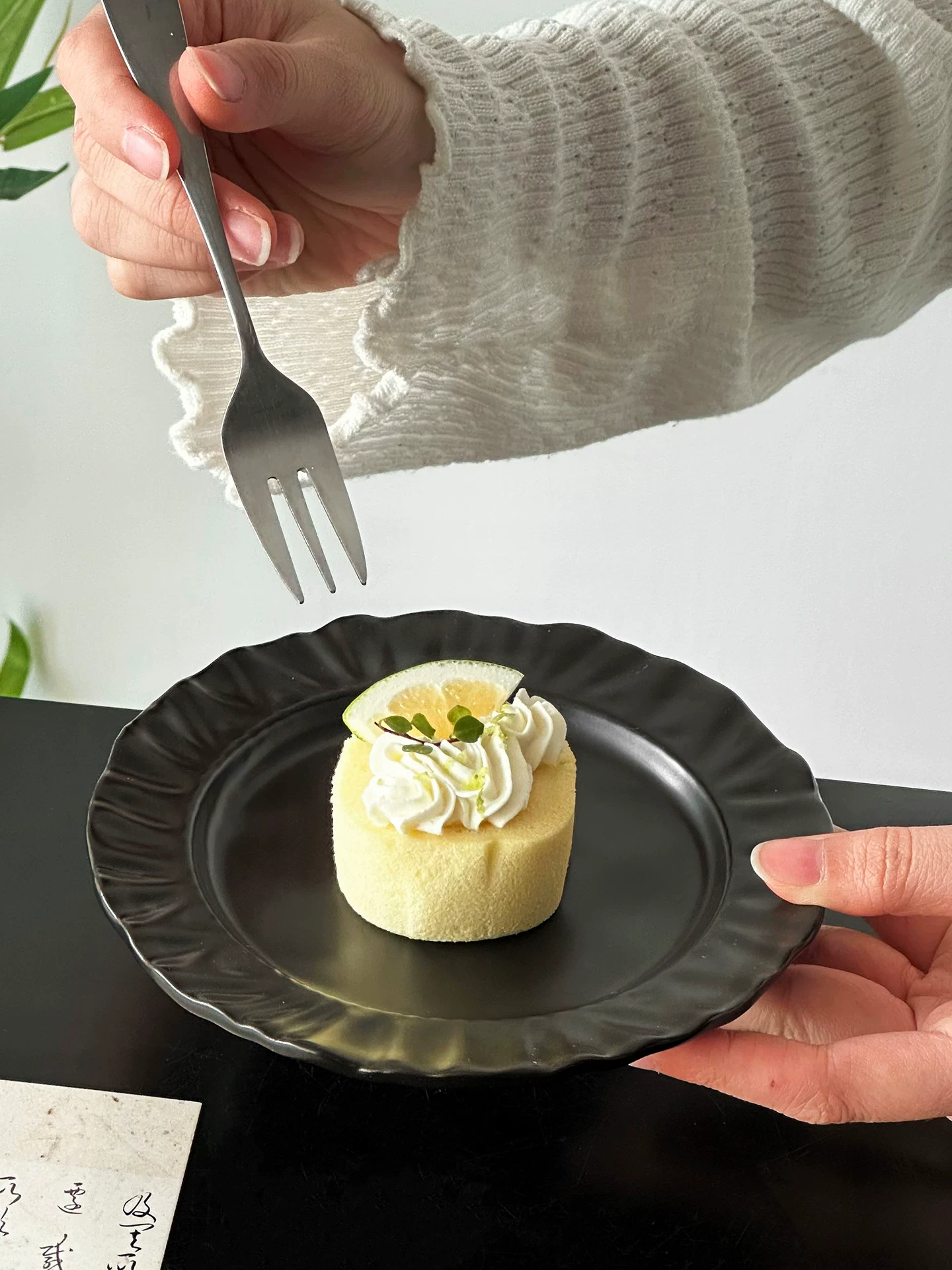 Đĩa sứ viền ren cao cấp, đĩa đựng trái cây, đĩa tráng miệng trà chiều, đĩa tráng miệng đẹp mắt.