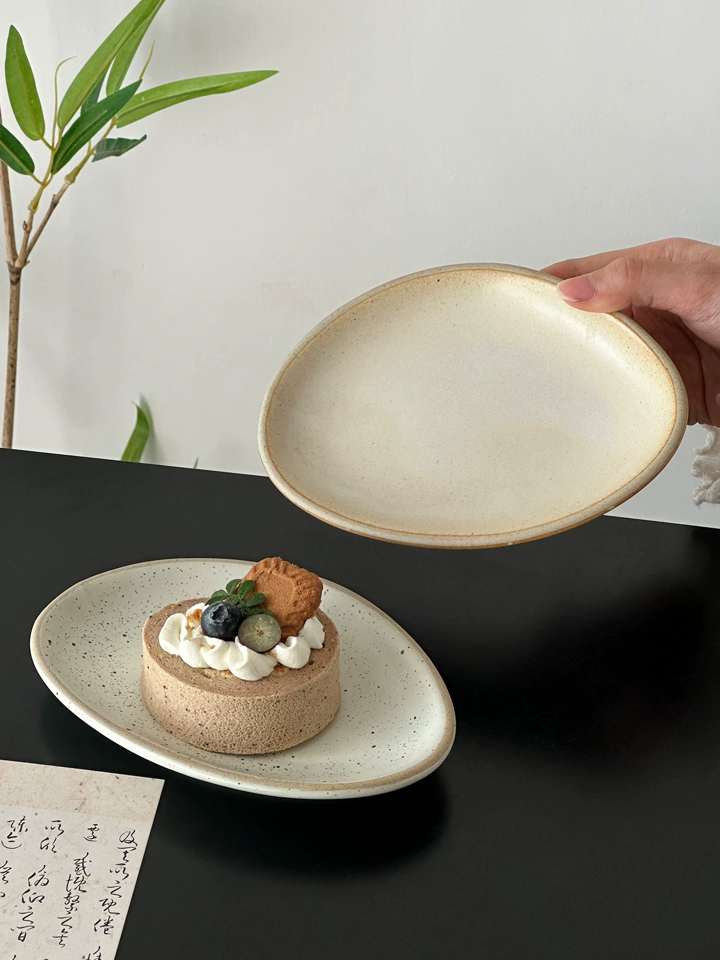 Đĩa gốm sứ cao cấp phong cách retro, đĩa tráng miệng trà chiều tinh tế, đĩa ăn nhẹ, đĩa trái cây sang trọng nhẹ nhàng, đĩa bánh ngọt.