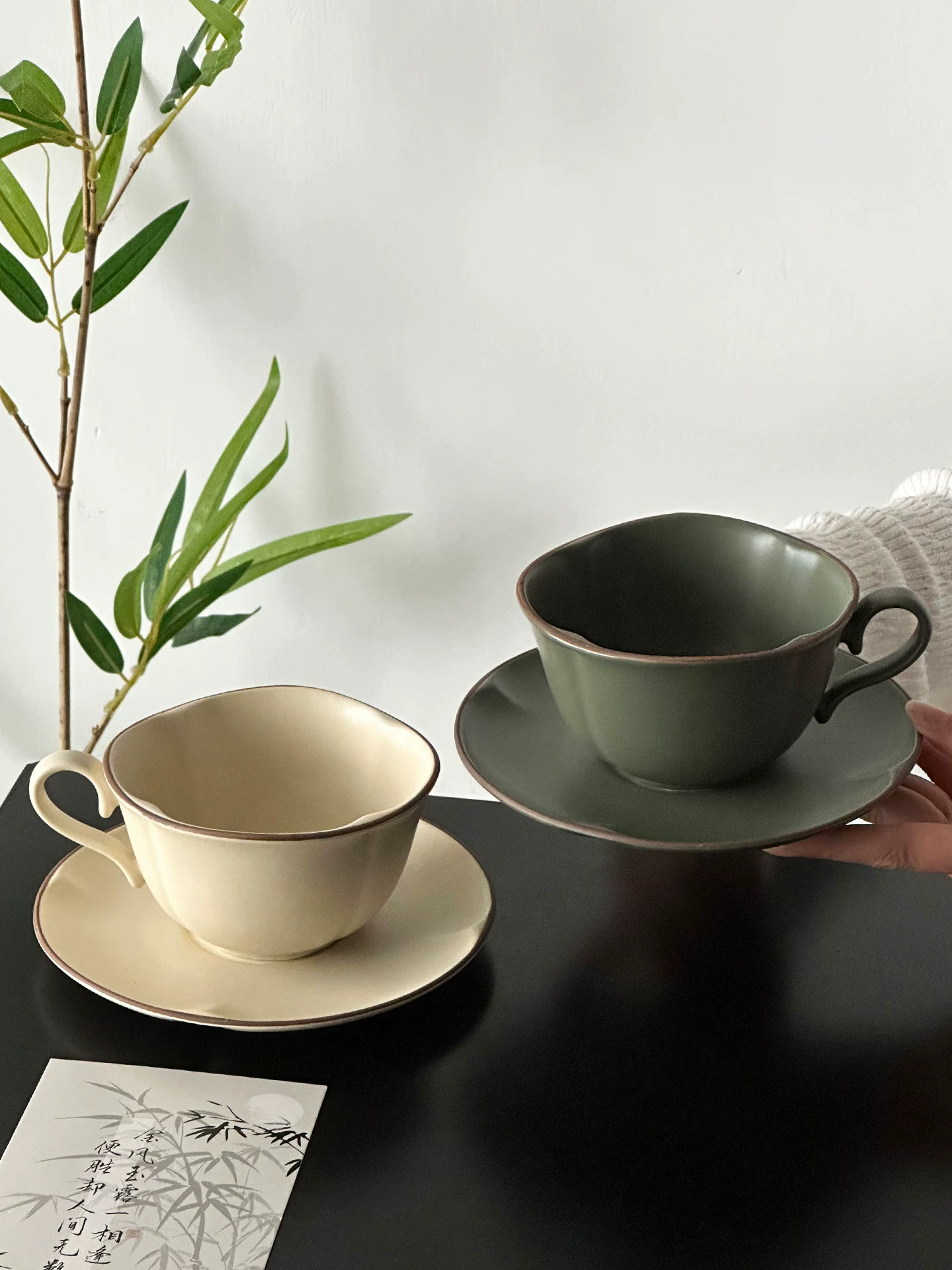 Bộ cốc cà phê cổ điển và thời trang với cốc và đĩa sứ, cốc latte thiết kế độc đáo, cốc nghệ thuật latte, cốc nước.