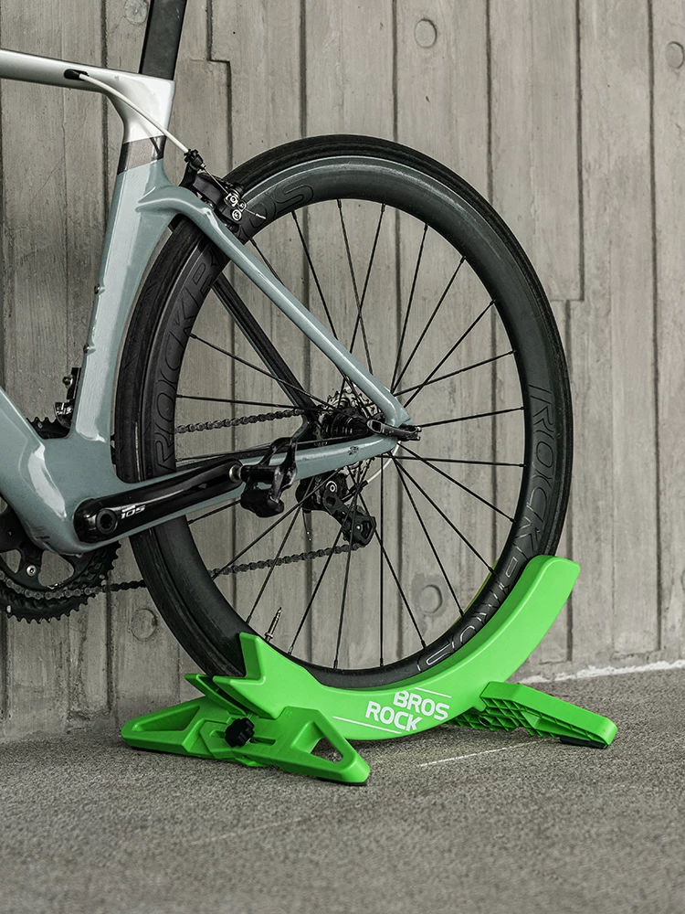 Giá đỡ trưng bày xe đạp leo núi Rock Brothers với đế có thể điều chỉnh và chân đỡ cố định để sử dụng tại nhà