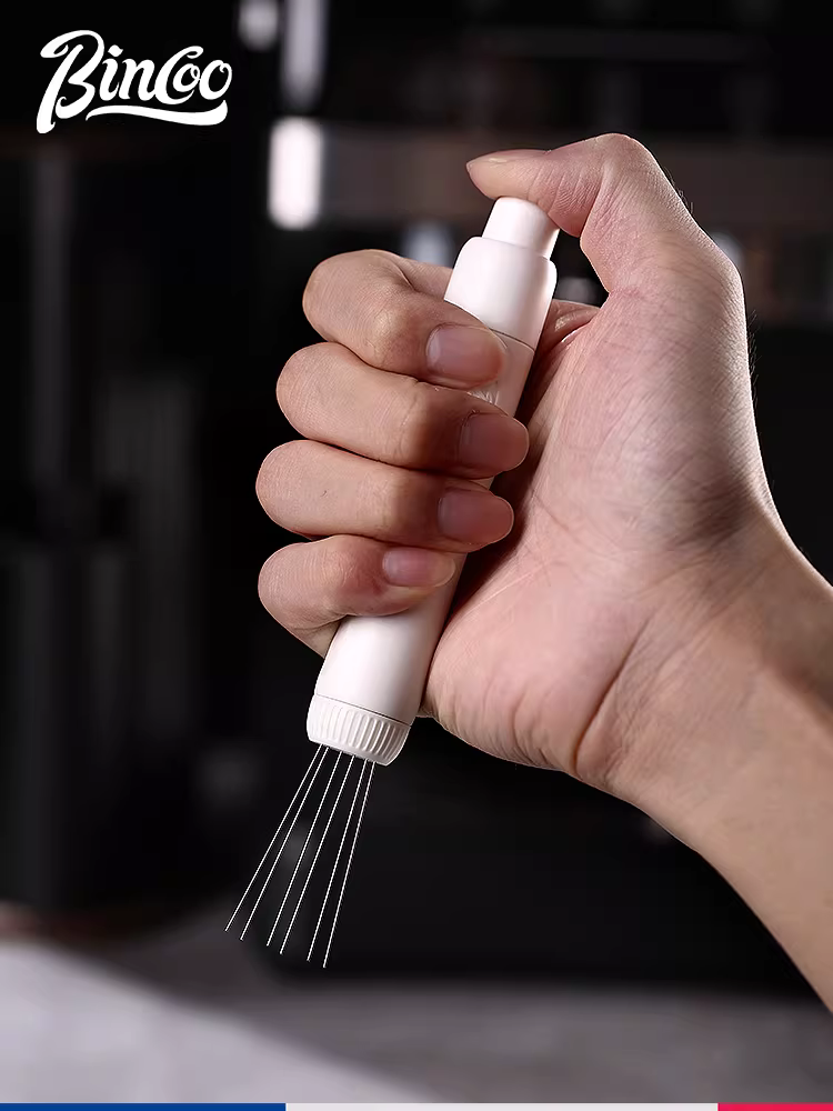 Tay cầm pha cà phê bằng thép không gỉ có nam châm thu vào Bincoo để trải bột, khuấy và phá vỡ các cục bột để phân phối bột đều.