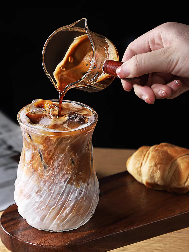 Ly cà phê Bincoo là một chiếc ly thủy tinh cao cấp, tinh tế, theo phong cách Mỹ cổ điển, dùng cho trà chiều, espresso và latte.